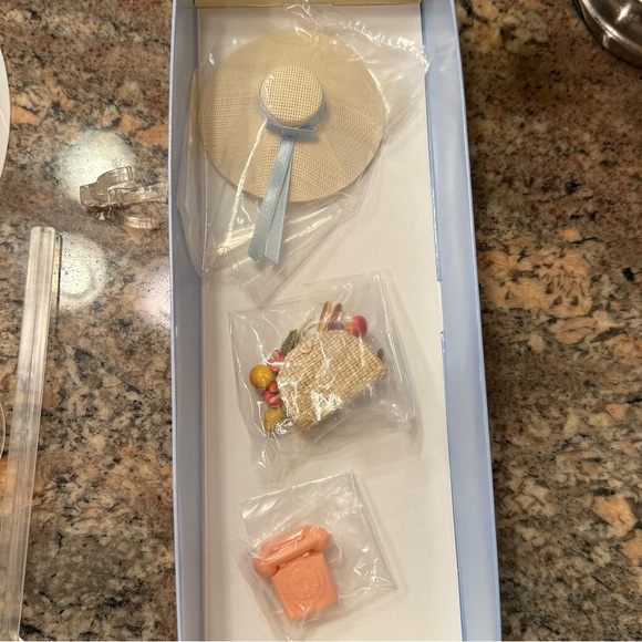 Barbie Suburban Shopper Doll - Picture 7 of 12